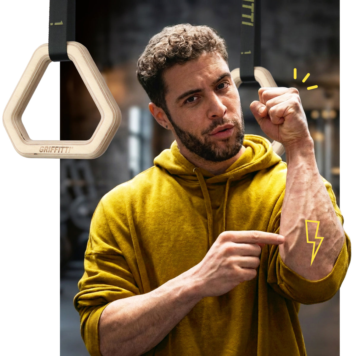 Mann im gelben Hoodie zeigt auf seinen Unterarm, daneben ein Triangel-Turnring aus Holz